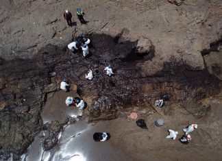 Peru isola praias após vazamento de petróleo atribuído a fortes ondas decorrentes do tsunami em Tonga