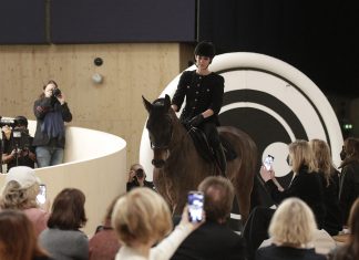 Charlotte Casiraghi, filha da princesa Caroline de Mônaco, abre desfile da Chanel montada a cavalo