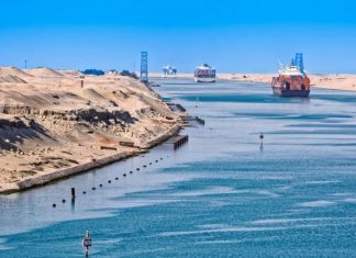 Expansão do Canal de Suez deve terminar em julho de 2023, diz presidente de órgão responsável