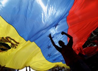 ‘Sou policial, mas conserto microondas para sobreviver’: os ‘bicos’ feitos por venezuelanos em meio à crise
