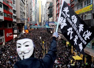 Relatório da Human Rights Watch alerta para riscos de autocracias pelo mundo, mas aponta reação em defesa da democracia