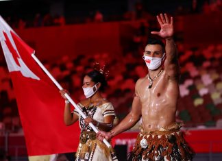 Pita Taufatofua: ‘besuntado de Tonga’ pede ajuda ao seu país e revela não ter notícias do pai
