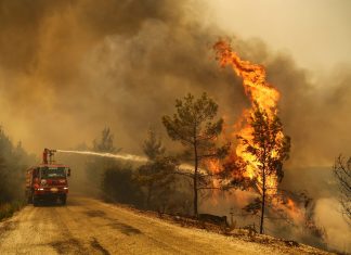 Rara nevasca cobre praias da cidade turca de Antalya pela primeira vez em 29 anos