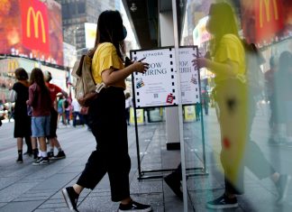 EUA permitem que mais estudantes estrangeiros trabalhem para apoiar economia
