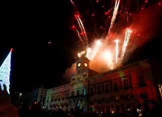 2022 pelo mundo: fogos de artifício marcam chegada do Ano Novo na Espanha, Grécia, Rússia e mais
