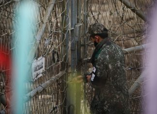Há indicações de que Coreia do Norte dispara míssil, enquanto Coreia do Sul avança em ferrovia da ‘paz’