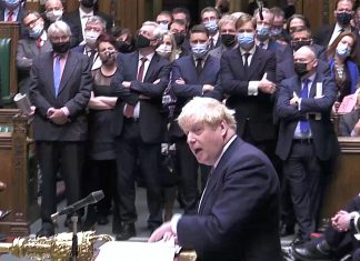 Boris Johnson diz que não vai renunciar por supostas festas