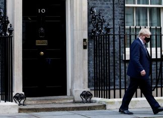 Sob pressão, Boris Johnson avalia série de medidas para proteger cargo