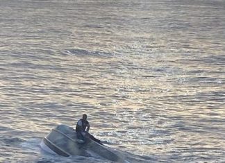 Guarda Costeira dos EUA busca 39 desaparecidos em naufrágio na Flórida