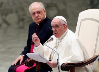 Papa diz que fake news e desinformação sobre Covid são uma violação dos direitos humanos