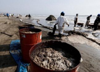 Peruanos doam toneladas de cabelo para limpar praias após vazamento de petróleo