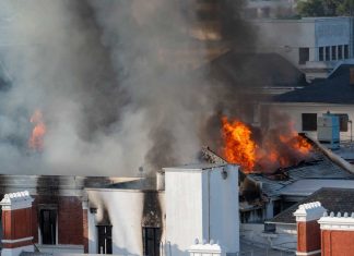 Bombeiros controlam incêndio no Parlamento da África do Sul
