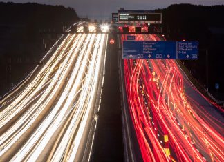 Bilionário ultrapassa 400 km/h na Alemanha e incomoda autoridades