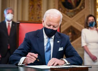 Biden completa um ano de mandato lutando contra Covid, inflação e baixa popularidade