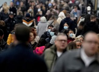 Inglaterra reduz para 5 dias isolamento de infectados com Covid-19