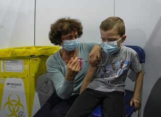 Covid-19: França relaxa regras de isolamento para contaminados e casos de contato