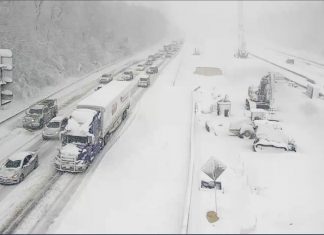 Centenas de motoristas ficam presos em rodovia nos EUA após acidente e tempestade de neve