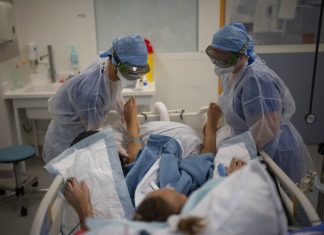 França autoriza que médicos com Covid-19 atendam pacientes