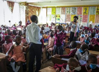 Escolas de Uganda reabrem após o fechamento mais longo do mundo devido à Covid