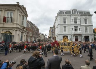 Rei da Holanda aposenta carruagem de ouro com imagem de negros escravizados