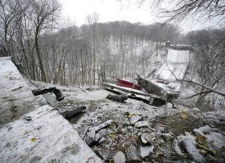 Ponte cai nos EUA horas antes de Biden ir à cidade para discutir investimentos em infraestrutura; Veja FOTOS