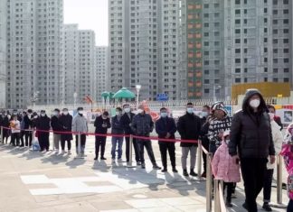 Moradores de Tianjin fazem fila para realizar o teste de covid