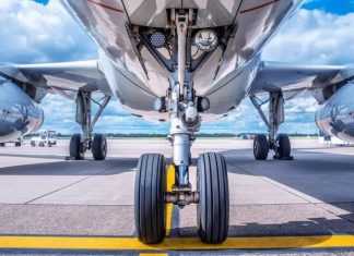 Passageiro clandestino é achado com vida em rodas de avião em Amsterdã