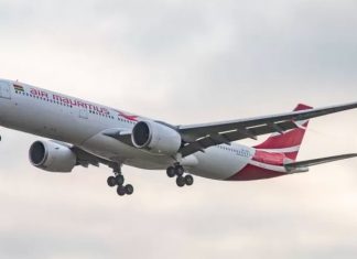 Recém-nascido é encontrado em lixeira de banheiro de avião