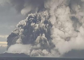 Coberta de cinzas após erupção de vulcão, ilha de Tonga ‘parece superfície da Lua’, dizem moradores