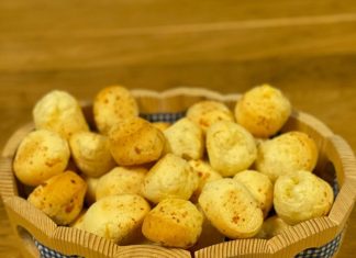 Fábrica de pão de queijo faz sucesso na Suíça e produto conquista paladar local
