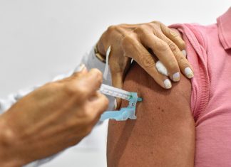 Órgão da OMS diz que vacinas da Covid ‘podem precisar ser adaptadas’ para ômicron