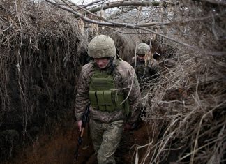Separatistas de Donetsk, na Ucrânia, retiram civis do território e os levam para a Rússia