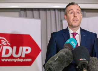Primeiro-ministro da Irlanda do Norte anuncia sua renúncia