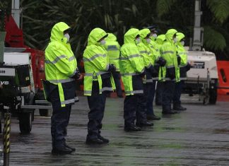 Polícia da Nova Zelândia acusa grupo antivacina de jogar excrementos humanos em agentes