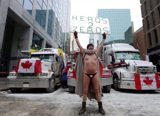 Polícia do Canadá desocupa ponte bloqueada por caminhoneiros e manifestantes se concentram em Ottawa