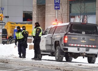 Polícia encerra bloqueio de caminhoneiros no Canadá