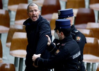 Homem interrompe audiência papal aos gritos e é levado pela polícia