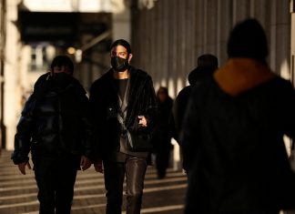 Uso de máscara deixará de ser obrigatório em locais fechados na França