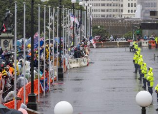 Nova Zelândia toca ‘Macarena’, ‘Baby Shark’ e outras músicas ‘chiclete’ para afastar manifestantes contrários às vacinas