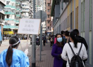 Hong Kong está sobrecarregada com recorde de infecções por Covid-19