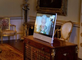 Elizabeth II volta ao trabalho após temores por Covid do príncipe Charles