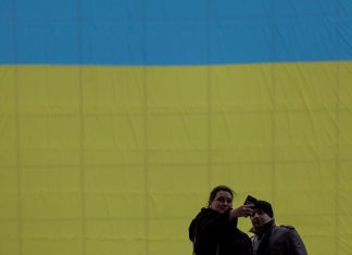 ‘Não tememos ninguém’: ucranianos levantam bandeiras para desafiar o medo da invasão russa