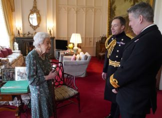 Em primeiro evento presencial após susto por Covid, a rainha Elizabeth II brinca ‘não posso me mover muito’