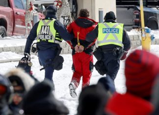 Polícia do Canadá detém 70 manifestantes em Ottawa