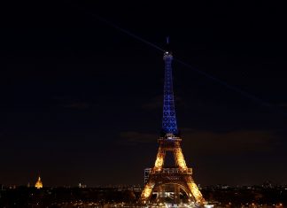 Torre Eiffel ganha as cores da bandeira ucraniana e França se prepara para acolher refugiados