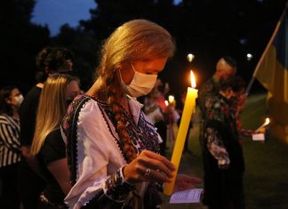 Descendentes de ucranianos que moram em Curitiba fazem ato de apoio ao país após invasão russa