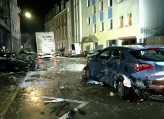 Motorista de caminhão bêbado destrói 31 carros na Alemanha