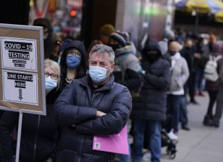 Máscaras deixarão de ser obrigatórias ao ar livre em Nova York; uso será mantido dentro de escolas