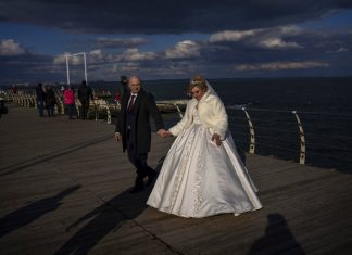 Casamento, soldados dançando: imagens mostram cotidiano de ucranianos sob ameaça de invasão russa