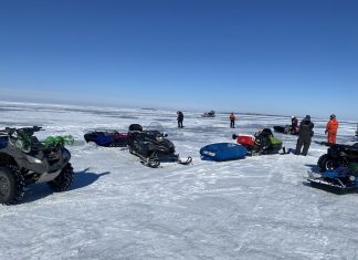 Grupo de 18 pessoas fica preso sobre pedaço de gelo em lago nos EUA